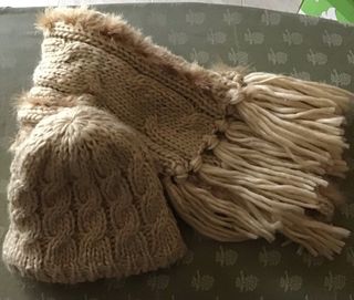 Sciarpa e cappello lavorati a maglia