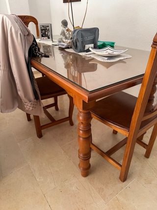 Mesa de comedor de madera maciza con cristal.