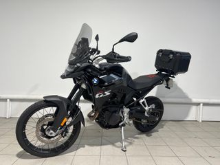 BMW F 900 GS Negra con Maleta