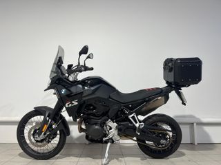 BMW F 900 GS Negra con Maleta