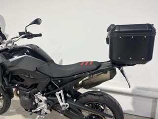 BMW F 900 GS Negra con Maleta