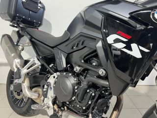 BMW F 900 GS Negra con Maleta