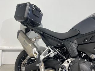 BMW F 900 GS Negra con Maleta
