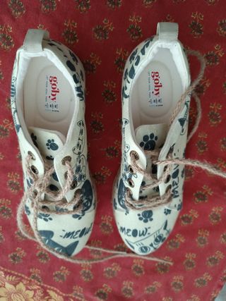 Zapatos con gatos. Goby. Piel vegana. Talla 38