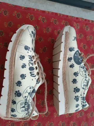 Zapatos con gatos. Goby. Piel vegana. Talla 38