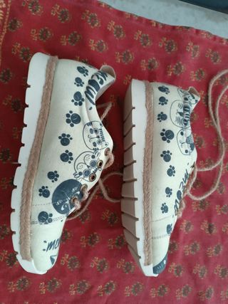 Zapatos con gatos. Goby. Piel vegana. Talla 38