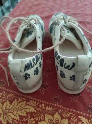 Zapatos con gatos. Goby. Piel vegana. Talla 38