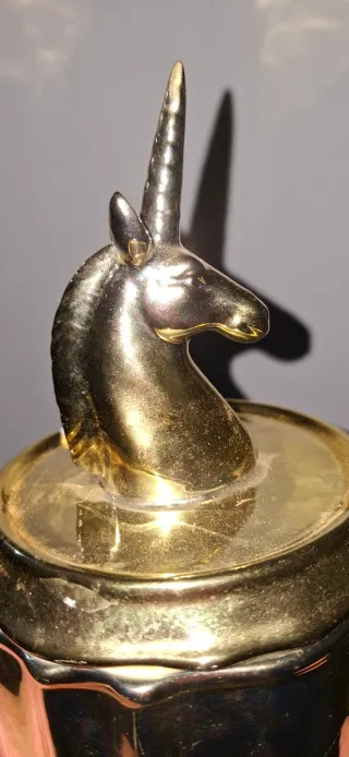 Joyero de porcelana con unicornio dorado