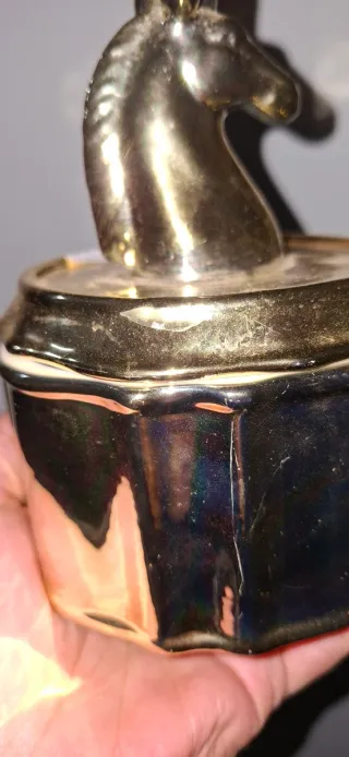 Joyero de porcelana con unicornio dorado