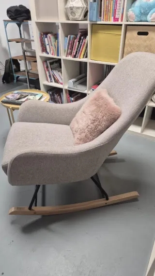 Poltrona a dondolo beige con cuscino rosa