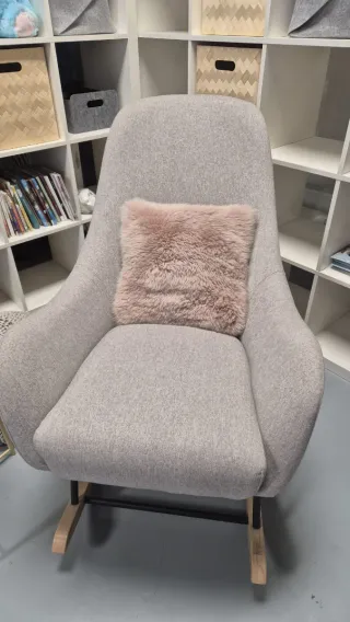 Poltrona a dondolo beige con cuscino rosa