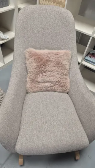 Poltrona a dondolo beige con cuscino rosa