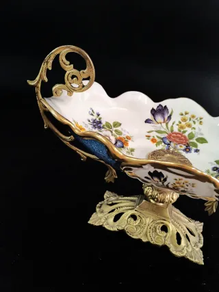 Precioso centro de mesa de porcelana y bronce