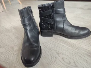 Botines negros hebilla efecto piel cocodrilo 39