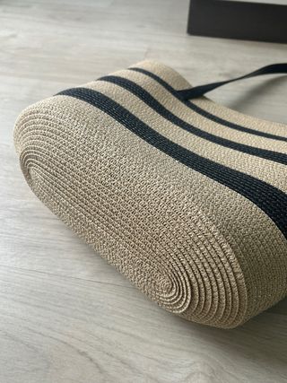 Bolso de rafia con rayas beige y negro