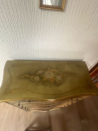 Cómoda antigua de madera con detalles dorados