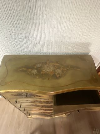 Cómoda antigua de madera con detalles dorados