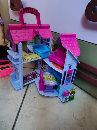Casa delle bambole rosa e viola