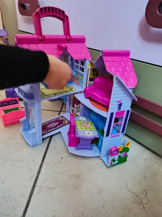 Casa delle bambole rosa e viola