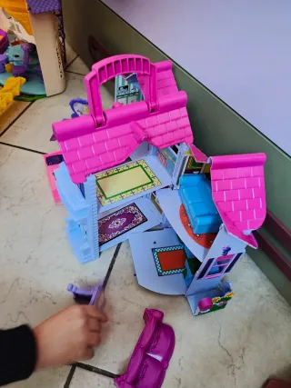 Casa delle bambole rosa e viola