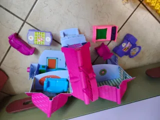 Casa delle bambole rosa e viola