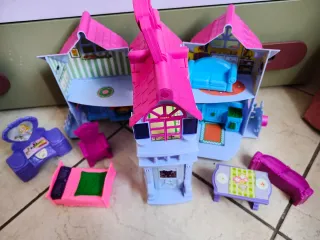 Casa delle bambole rosa e viola
