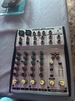 Mesa de mezclas Behringer Eurorack UB802