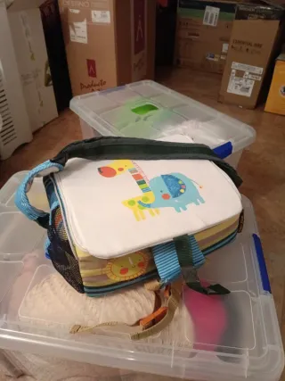 Trona de viaje para bebé con diseño de león