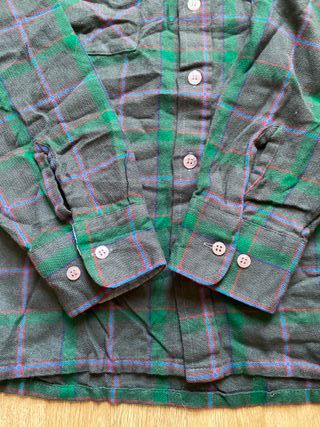 Camisa de cuadros verde y morado. Talla M