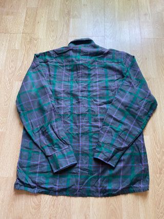 Camisa de cuadros verde y morado. Talla M