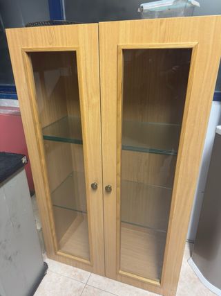 Vitrina de madera con puertas de cristal