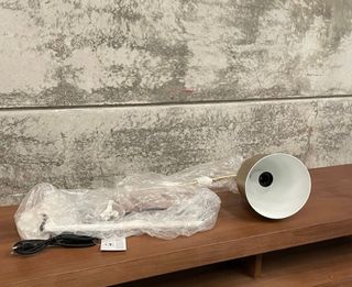 Aplique de pared Audrie de metal con acabado latón