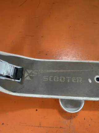 Patinete no eléctrico blanco