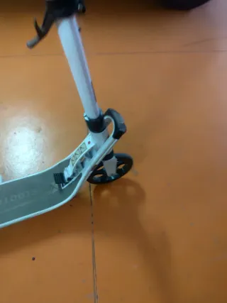 Patinete no eléctrico blanco