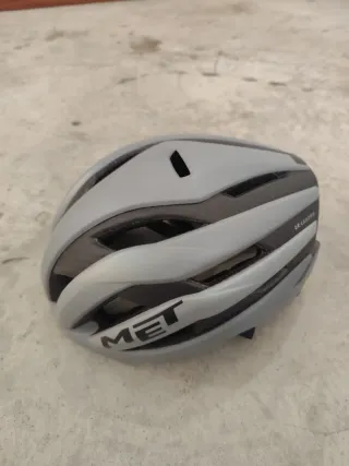 Casco MET Trenta Carbono con la bolsa met