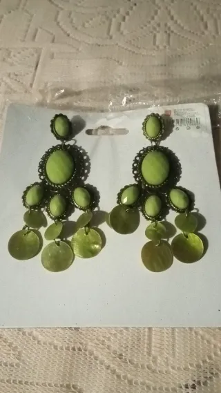 Pendientes largos verdes con cascabeles