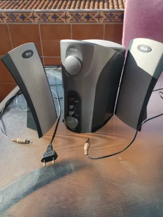 Altavoces Trust 2.1 Negro y Gris