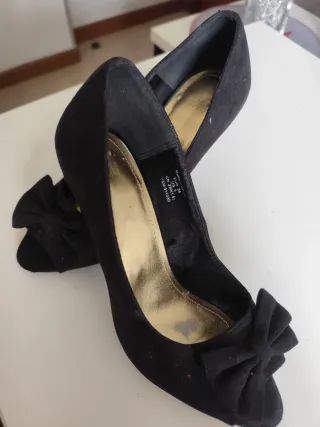 Zapatos de tacón negro con lazo