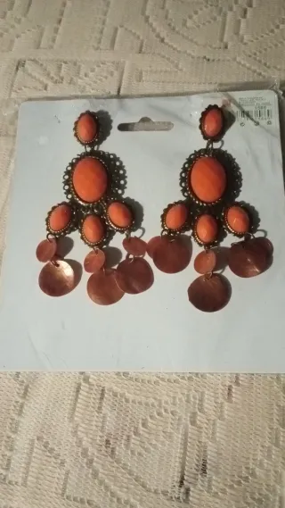 Pendientes largos dorados con piedras naranjas