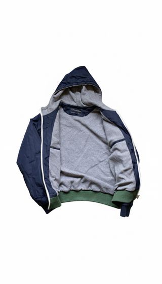 Chaqueta bomber azul y verde con capucha