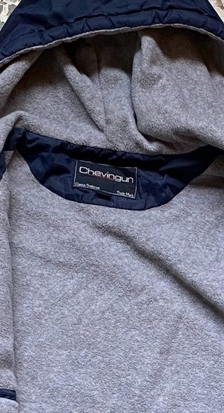 Chaqueta bomber azul y verde con capucha