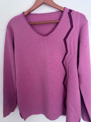 Jersey cuello pico morado con detalles