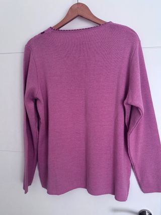 Jersey cuello pico morado con detalles