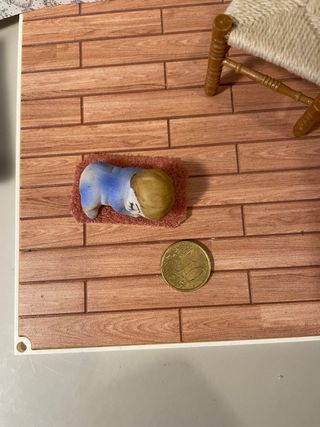 Bambola bambina che dorme per casa delle bambole