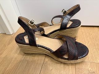 Sandalias cuña Cortefiel piel serpiente