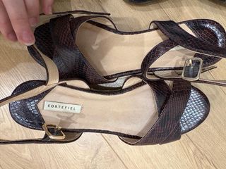 Sandalias cuña Cortefiel piel serpiente