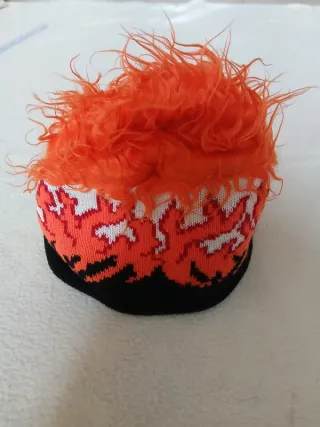 Cappello invernale con capelli finti