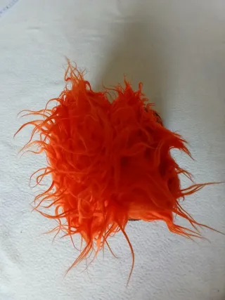 Cappello invernale con capelli finti