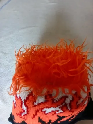 Cappello invernale con capelli finti