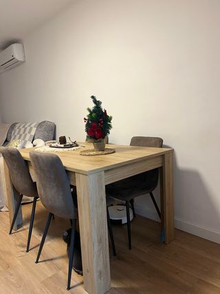 Mesa de comedor de madera y tela